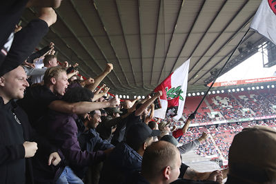 Juichen, eindelijk! Want wat voetbalt Ajax matig... © De Brouwer