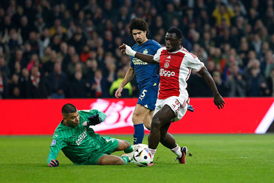 Brobbey was bij momenten weer ijzersterk aan de bal. © De Brouwer