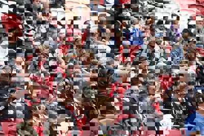Onze Ajaciedjes hebben hun eigen supporters meegenomen. © De Brouwer