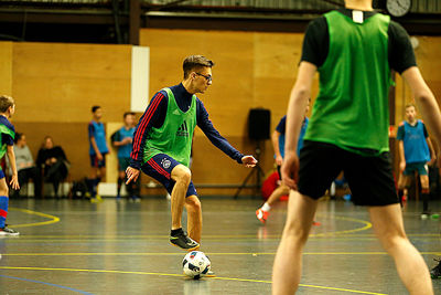 Voetje op de bal, beetje kijken naar vrijstaande teamgenoten. © De Brouwer
