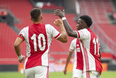 Tadic zit lekker in de combinaties, maar was het een bewussie van Promes? © Pro Shots