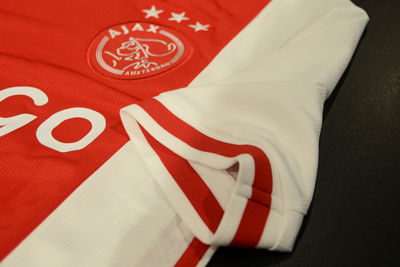 De mouwen zijn voorzien van wit-rood-witte biezen. © Ajax Life