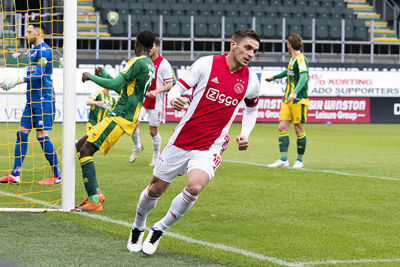 Tadic schuift bij de tweede paal wel binnen, hoor! © Pro Shots
