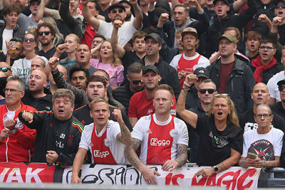 De Arena schaart zich meteen achter de ploeg. © De Brouwer