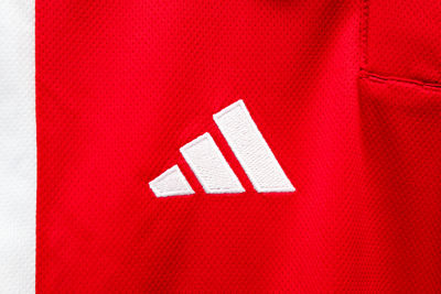 Het gemoderniseerde logo van Adidas. © Ajax Life
