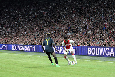 Acties voor heerlijk volle tribunes. © SV Ajax
