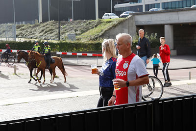 Behoren die paarden tot hetzelfde huishouden dat ze naast elkaar mogen lopen? © De Brouwer