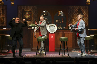 Peter en Viggo vinden dat Joop te lang aan het zingen is. © Pro Shots