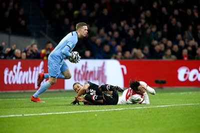 Nico probeert er het meeste van te maken, maar de bal gaat niet op de stip. © De Brouwer