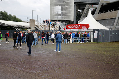 En daarna naar de volgende 1,5 meter-rij, om naar Ajax te kijken. © De Brouwer