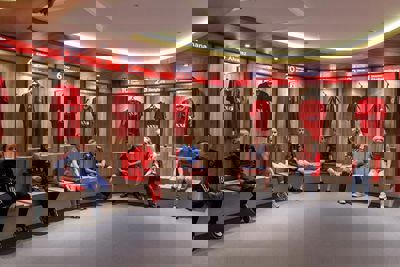 Tof! De kleedkamer van Ajax met kampioensshirtjes. © Pro Shots