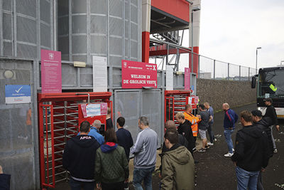 Uiteindelijk vult het Twentse uitvak zich met dik 600 Ajacieden. © De Brouwer