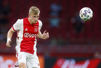 Als je even snel kijkt, zou je zo denken dat De Ligt die bal kopt! © Pro Shots