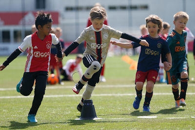 Een bonte verzameling Ajaxshirtjes. © De Brouwer