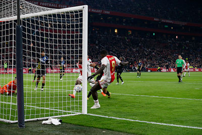 Invaller Brobbey is er als de kippen bij voor de rebound en de 1-1. © De Brouwer