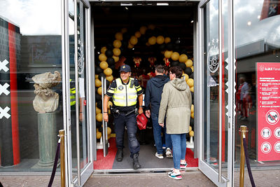 Het schijnt dat tegenwoordig zelfs diensten onder Ajaxtijd populair zijn! © De Brouwer