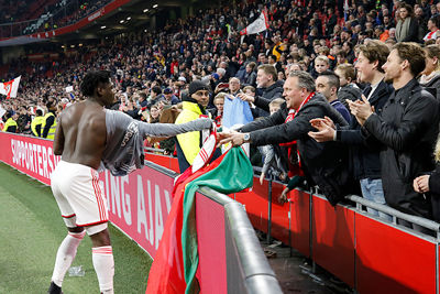 Een vlag werkt bij Traoré zo te zien beter dan een bedelbordje! © De Brouwer