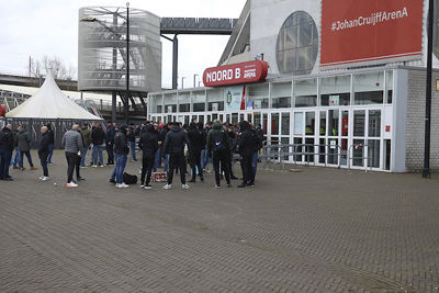 Verzamelen bij de Arena voor een onvervalste awayday. © De Brouwer