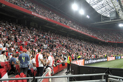 De tribunes stromen vol met wit-rood-witte shirtjes. © SV Ajax