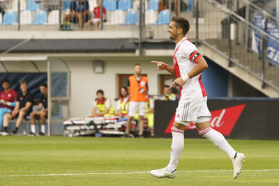 Tadic lacht, want hij schiet zijn ploeg razendsnel op 0-1. © Pro Shots