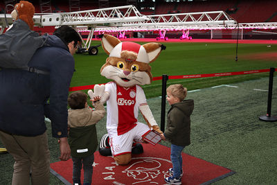 Kijk, daar is Lucky! © De Brouwer
