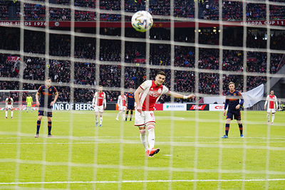 Tadic met de uitvoering van een schoolvoorbeeld van een penalty benutten. © Pro Shots