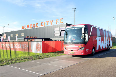 Na slechts 34 kilometer is de spelersbus ter plaatse. © De Brouwer