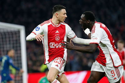 Raak! Doelpuntenmaker en man van de assist in één beeld gevangen. © De Brouwer