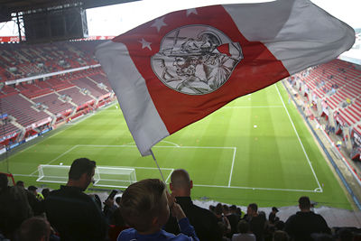 Kijk, ons nieuwe Ajaxlogo. © De Brouwer