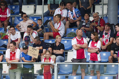 We zagen hier en daar best veel Ajaxshirtjes op de tribune. © Pro Shots