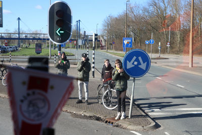 Ah, een klein ontvangstcomité in Arnhem. © De Brouwer