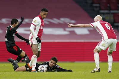 Voetballen doe je niet alleen met je voeten, maar ook met je hoofd. Toch Davy? © Pro Shots