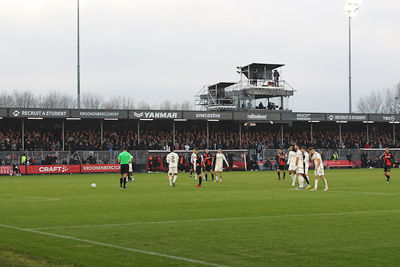 In blessuretijd gaat de bal op de stip. © De Brouwer