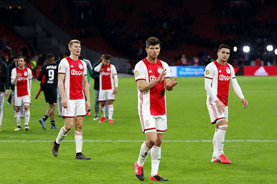 Een klein rondje langs de tribunes, maar ja. Wie doe je er een plezier mee? © De Brouwer