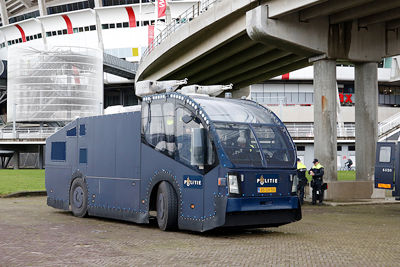 Huh, we hadden toch afgesproken dat een waterkanon niet bepaald handig is? © De Brouwer