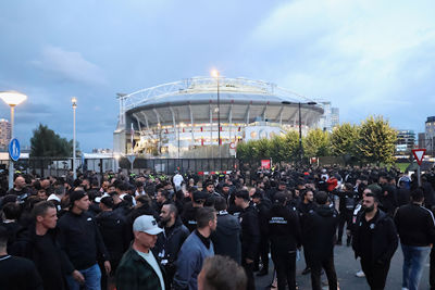 Ook de Turkse supporters zijn onderweg naar de Johan Cruijff Arena. © De Brouwer