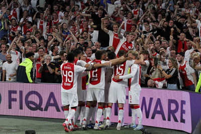 Vreugde op en naast het veld. © SV Ajax
