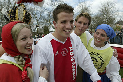 Anderen doen liever aan zoentjes vragen... © Ajax Images