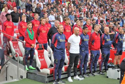 Een minuut stilte ter nagedachtenis aan de slachtoffers van het oorlogsgeweld in Oekraïne. © SV Ajax