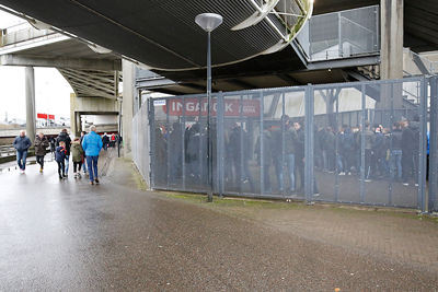 Thuissupporters versus uitfans, treffende foto wel! © De Brouwer