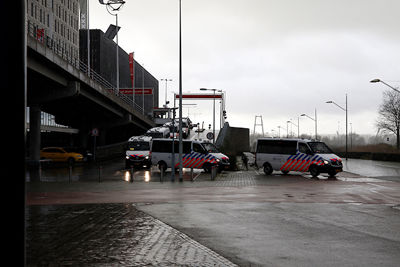 Zij mogen wel samenscholen op de dag van Ajax - Feyenoord. © De Brouwer
