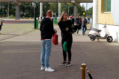 Even omkleden en dan in stijl naar Ajax! © De Brouwer