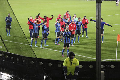 De interactie tussen spelers en supporters blijft mooi bij uitduels. © De Brouwer