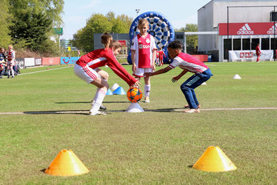 Bij een Ajax Kids Tour horen leuke spelletjes. © De Brouwer