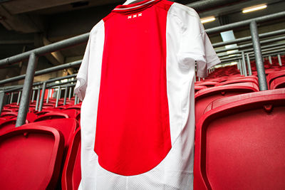 Dan draaien we het shirt om... © Ajax Life