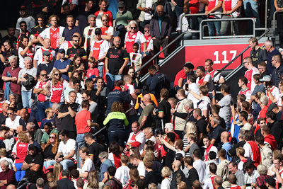 Bekertjesgooier wordt in de kraag gevat. © De Brouwer