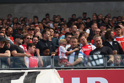 Verdriet bij deze kleine supporter. © De Brouwer