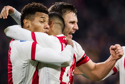 Als je dit zo ziet, lijkt het met de teamgeest bij Ajax wel goed te zitten!