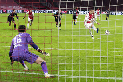 Tadic mag alsnog aanleggen vanaf elf meter en brengt Ajax langszij! © Pro Shots
