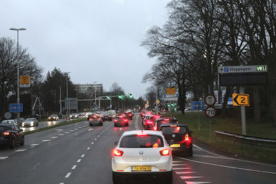 Geen politiebegeleiding en dus komt een deel van de bussen in files terecht. © De Brouwer